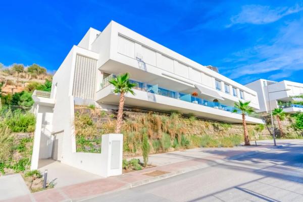 Detached villa for sale in Calle Oceana Collection s/n, Estepona photo 1