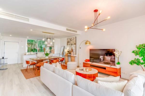 Detached villa for sale in Calle Oceana Collection s/n, Estepona thumbnail 1