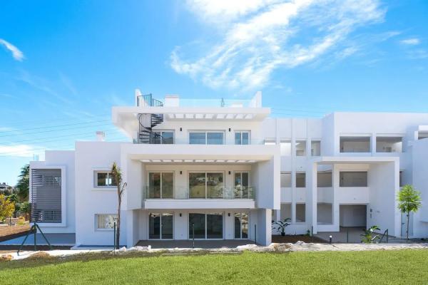 Apartment for sale in Barrio Estepona Golf, Estepona thumbnail 1