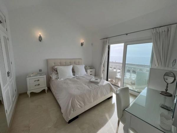 Detached villa for sale in  Calle de la Proa, Estepona photo 3