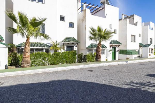 Detached villa for sale in Resinera Voladilla, Estepona photo 1