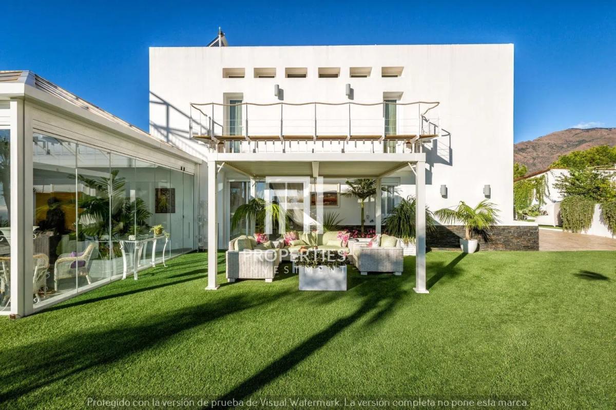 Sale of independent chalet in Camino del Ruiseñor, Estepona
photo 2