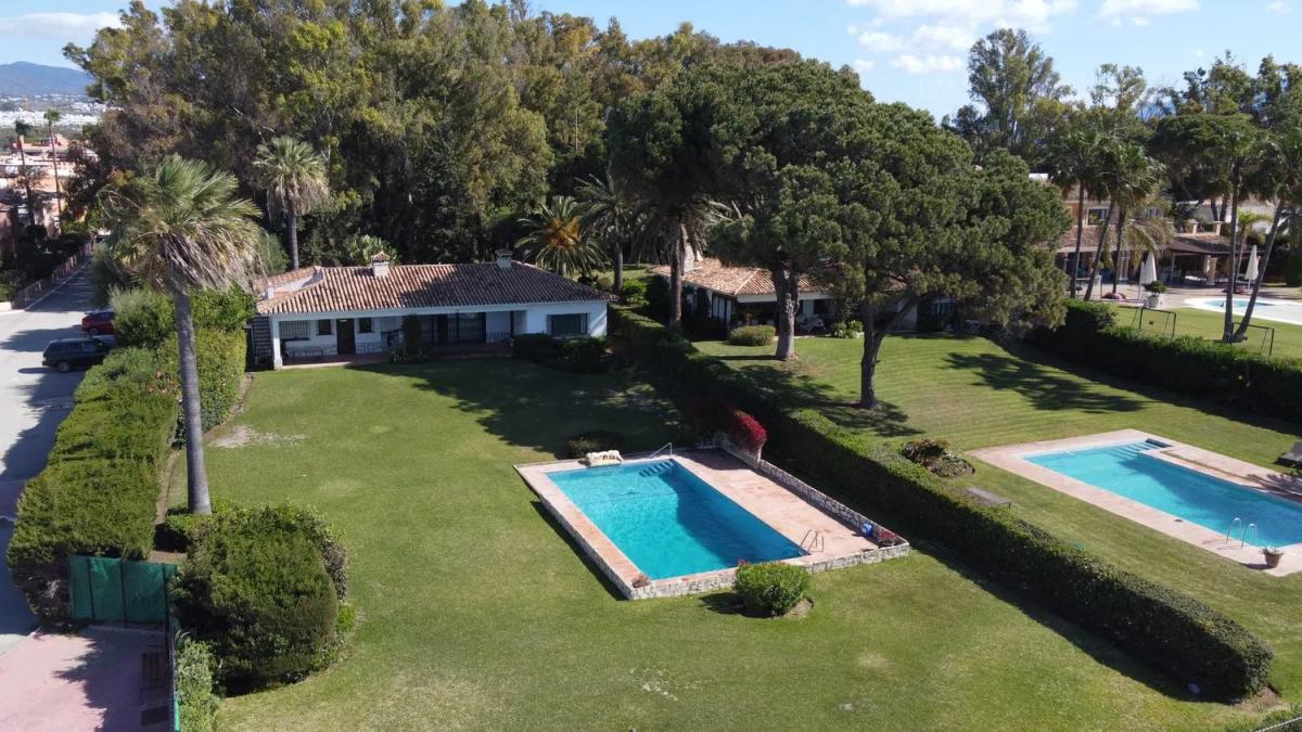 Sale of independent chalet in Calle Sena, Estepona
photo 1