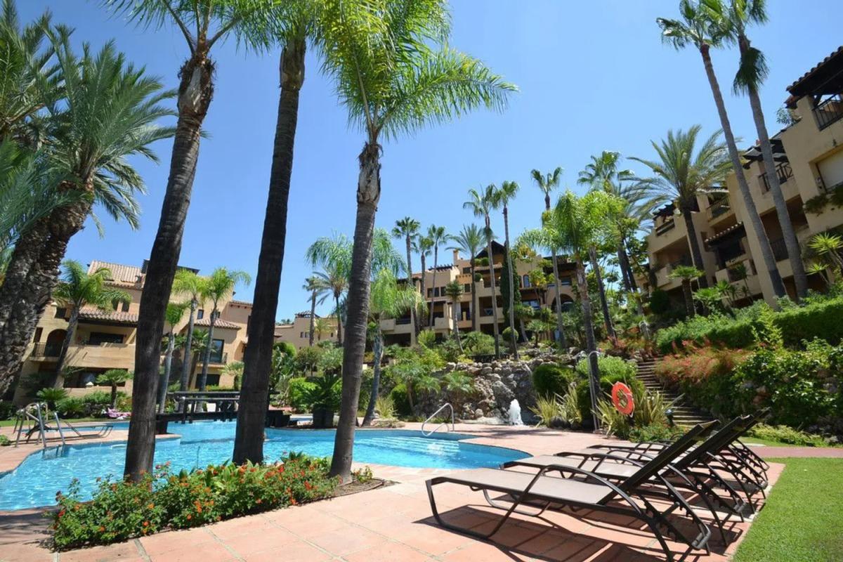 Sale of apartment in Barrio Paraiso-Barronal, Estepona
photo 1