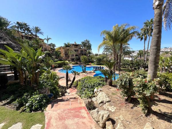 Apartment for sale in  Barrio Paraiso-Barronal, Estepona photo 4
