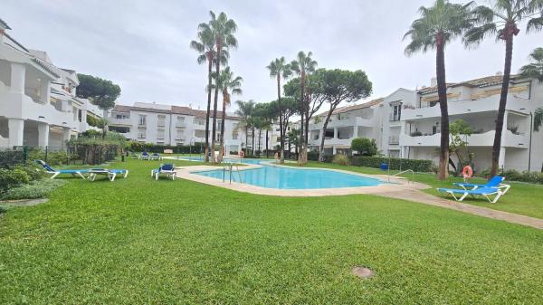 Piso en venta en Calle del Escudo, Estepona photo 1