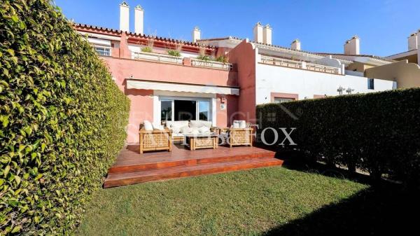 Detached villa for sale in Barrio Paraiso-Barronal, Estepona thumbnail 1