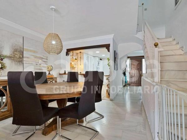 Detached villa for sale in Barrio Nueva Atalaya, Estepona thumbnail 2