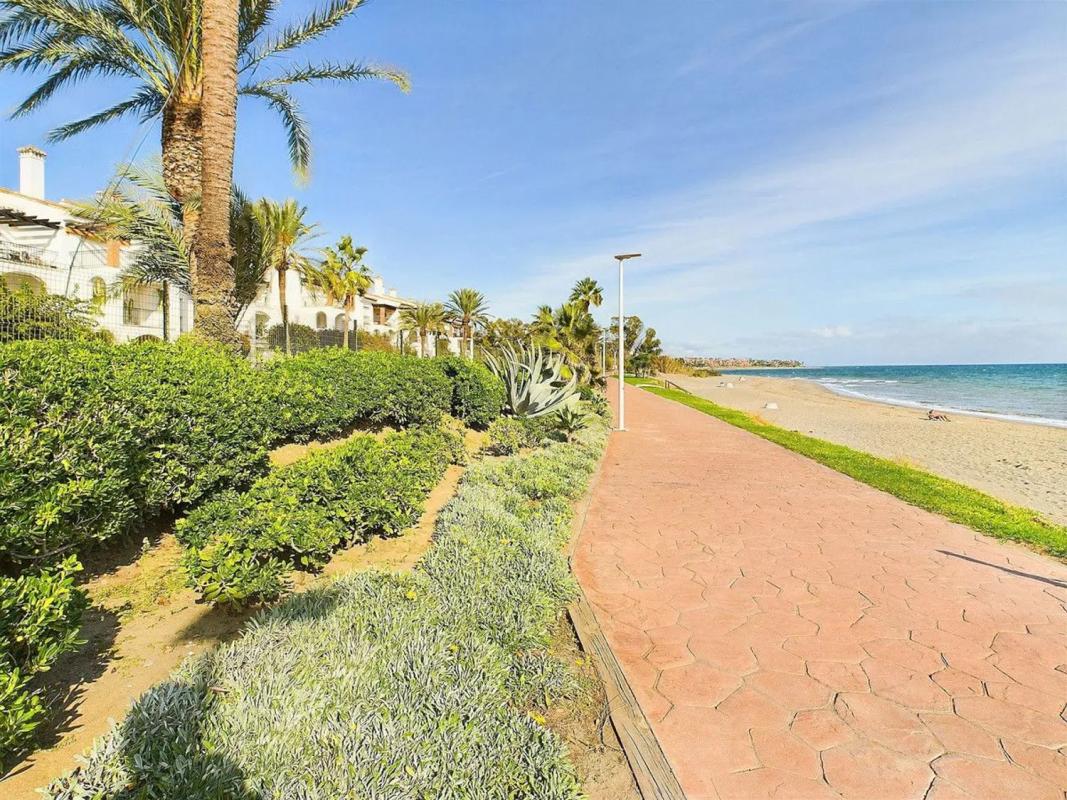 Venta de piso en Via del Mediterráneo, Estepona
photo 1