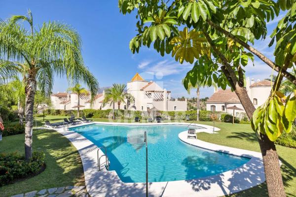 Detached villa for sale in Calle Calendula, Estepona photo 1