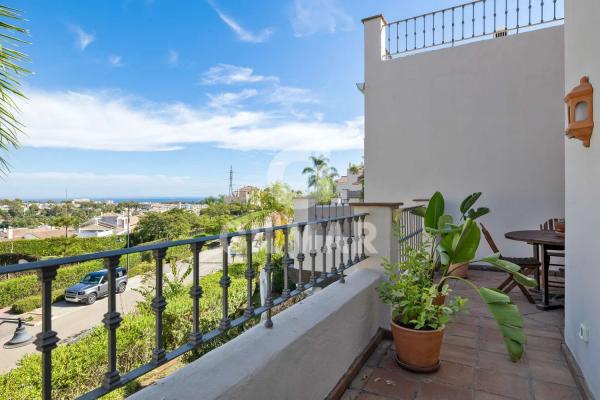 Detached villa for sale in Calle Calendula, Estepona thumbnail 1