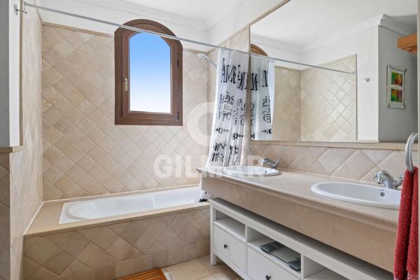 Detached villa for sale in Calle Calendula, Estepona thumbnail 2