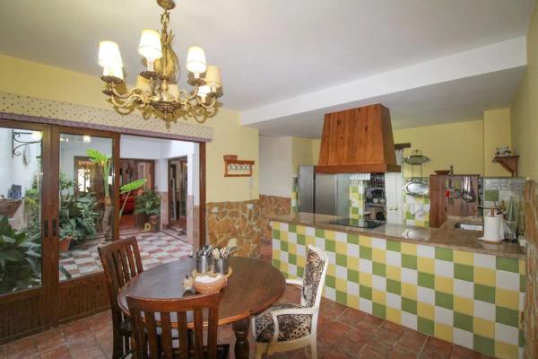 Detached villa for sale in  Calle Azucena, Estepona photo 2