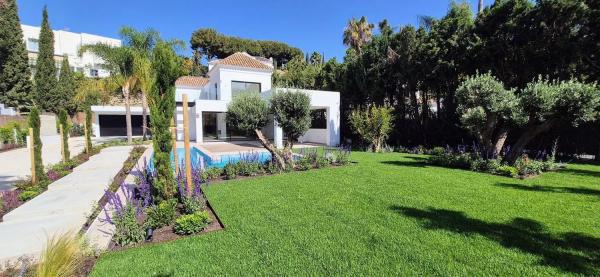 Detached villa for sale in Urbanización el paraiso s/n, Estepona thumbnail 1