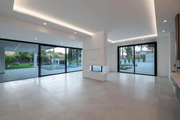 Detached villa for sale in Urbanización el paraiso s/n, Estepona thumbnail 2