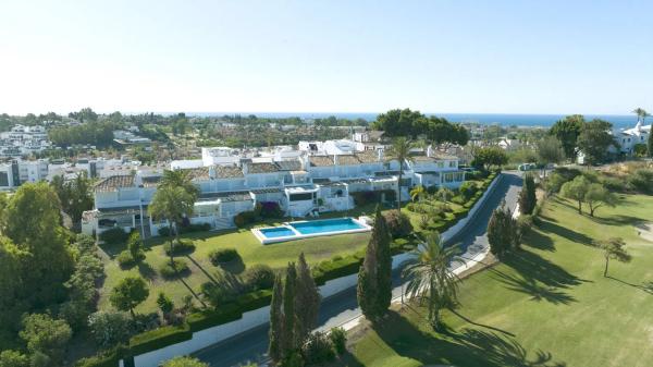 Detached villa for sale in Barrio Paraiso-Barronal, Estepona photo 1