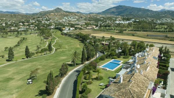 Detached villa for sale in Barrio Paraiso-Barronal, Estepona thumbnail 1