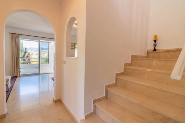 Detached villa for sale in Barrio Paraiso-Barronal, Estepona thumbnail 2