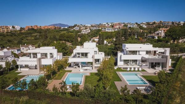 Detached villa for sale in Calle Vista Mar, Estepona photo 1