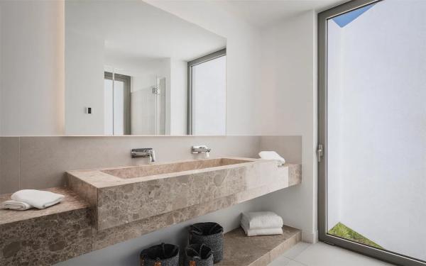 Detached villa for sale in Calle Vista Mar, Estepona thumbnail 2