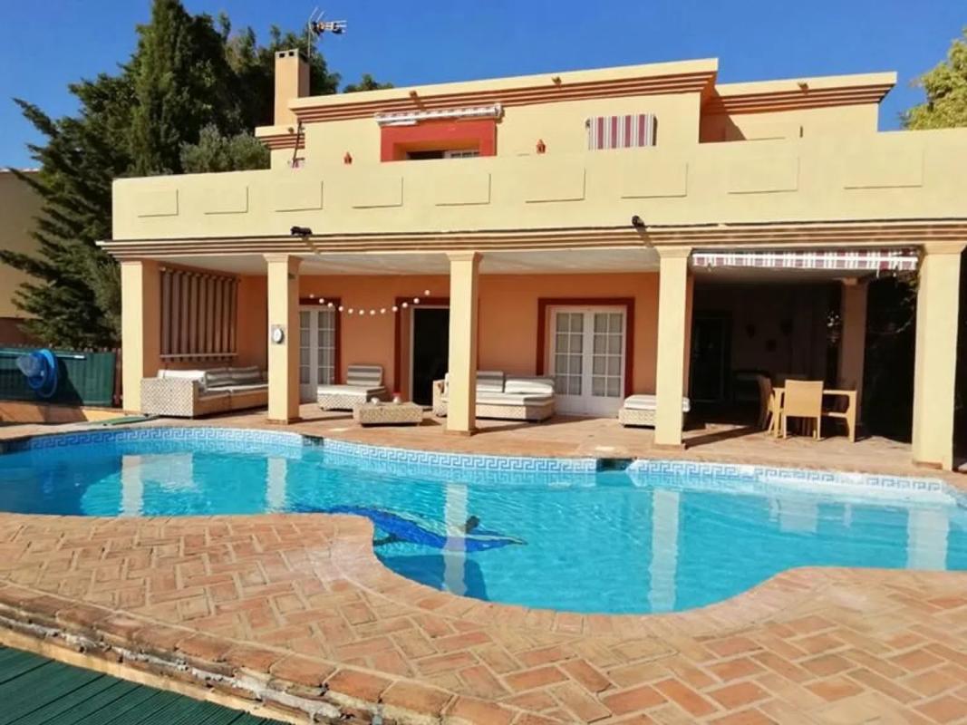 Sale of independent chalet in Barrio Las Lomas, Estepona
photo 1