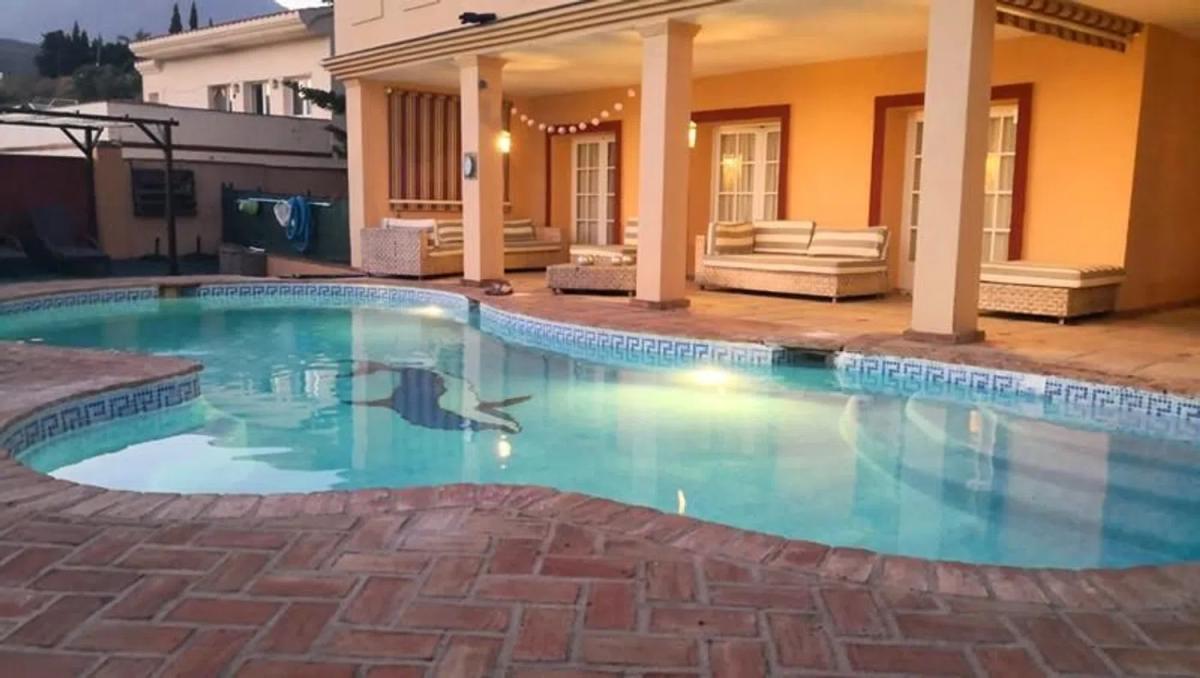 Sale of independent chalet in Barrio Las Lomas, Estepona
photo 2