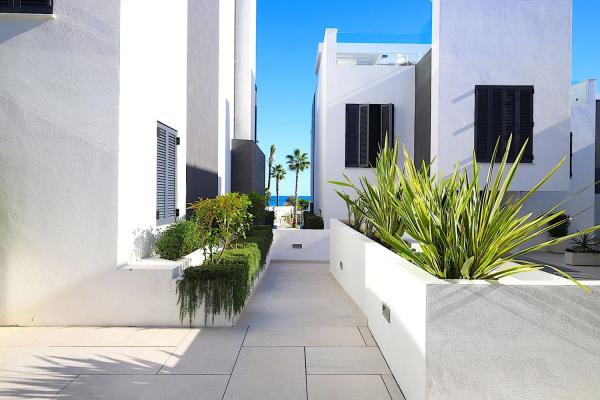 Detached villa for sale in  Urbanizacion Playa de Guadalobon, 1 V, Estepona photo 1