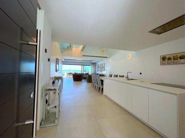 Detached villa for sale in  Urbanizacion Playa de Guadalobon, 1 V, Estepona photo 2