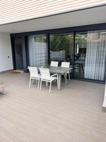 Detached villa for sale in Calle Islas Bermudas, Estepona thumbnail 1