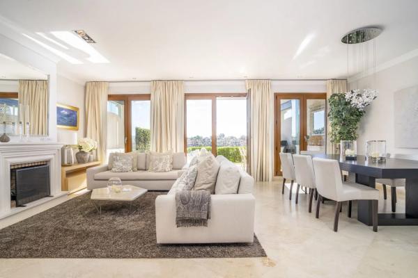 Detached villa for sale in Barrio Paraiso-Barronal, Estepona photo 1