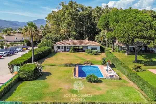Detached villa for sale in Calle Ganges, Estepona thumbnail 1