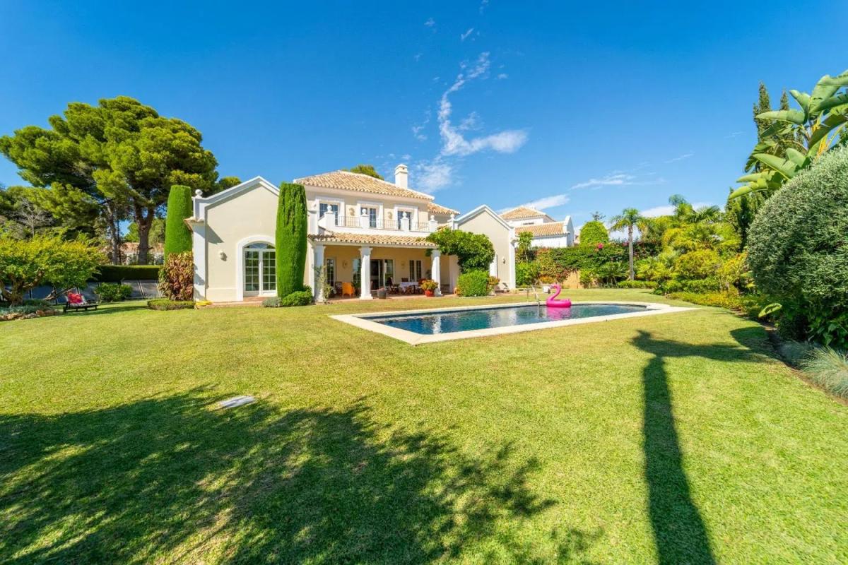 Sale of independent chalet in Barrio Puerto de Estepona, Estepona
photo 1