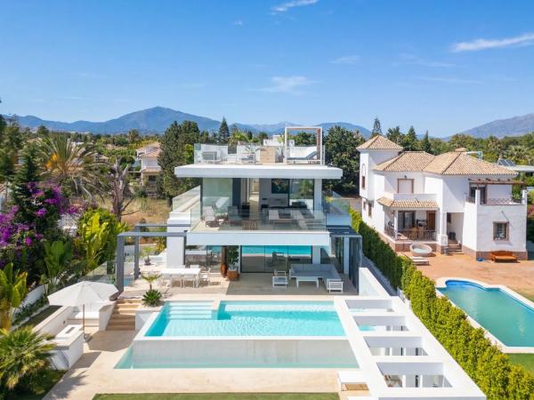 Detached villa for sale in Barrio Bel-Air, Estepona thumbnail 1