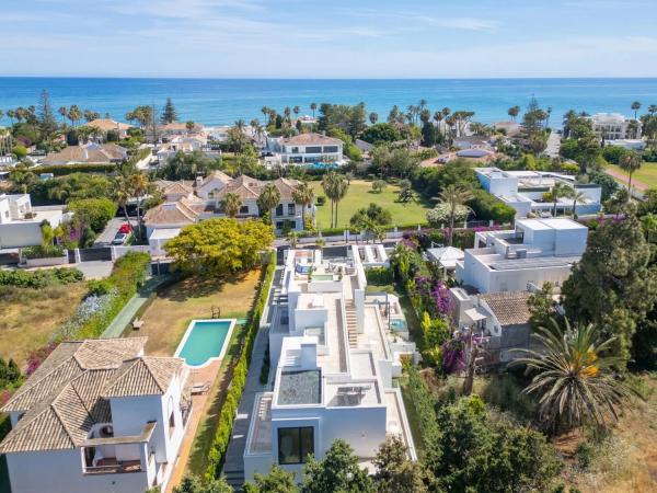 Detached villa for sale in Barrio Bel-Air, Estepona thumbnail 2