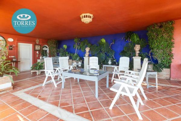 Detached villa for sale in Avenida del Carmen, Estepona thumbnail 2