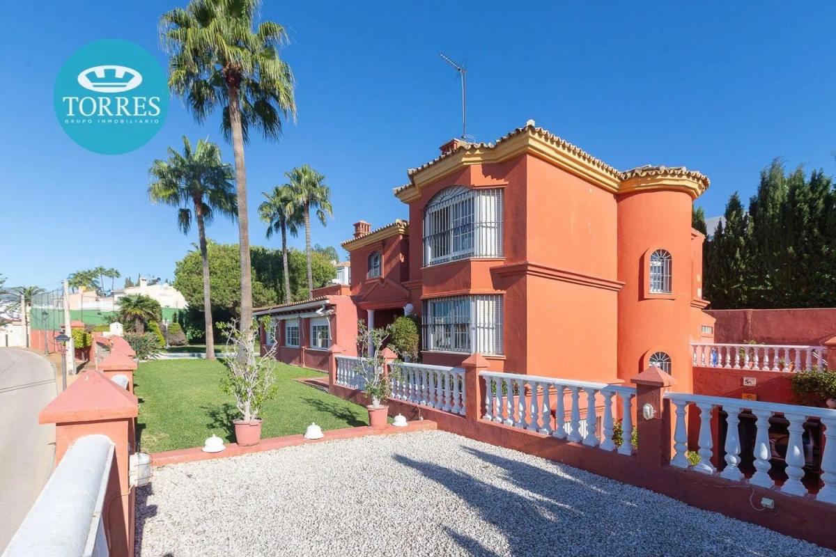 Sale of independent chalet in Calle del Viñedo, Estepona
photo 1