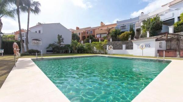 Chalet independiente en venta en Urb. Dos Hermanas II, Estepona photo 1