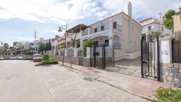 Chalet independiente en venta en Urb. Dos Hermanas II, Estepona thumbnail 1