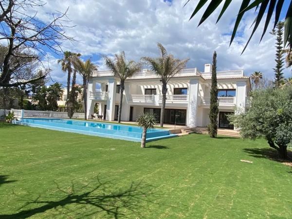 Chalet independiente en venta en Calle Guadalmina Baja, Estepona photo 1
