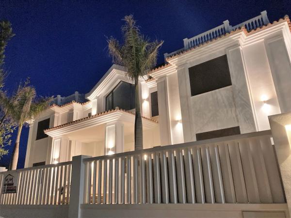 Chalet independiente en venta en Calle Guadalmina Baja, Estepona thumbnail 1