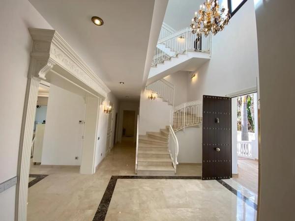 Chalet independiente en venta en Calle Guadalmina Baja, Estepona thumbnail 2
