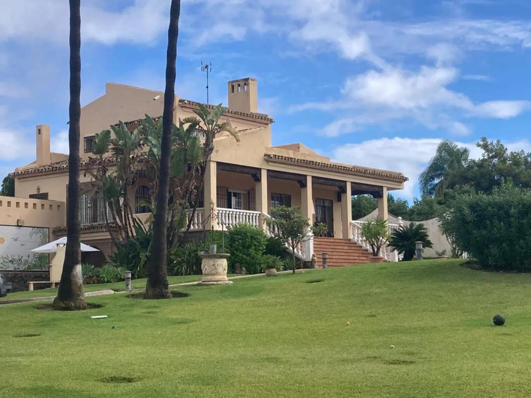 Sprzedaż niezależnego domku jednorodzinnego w Carril de la Resinera, Estepona photo 1