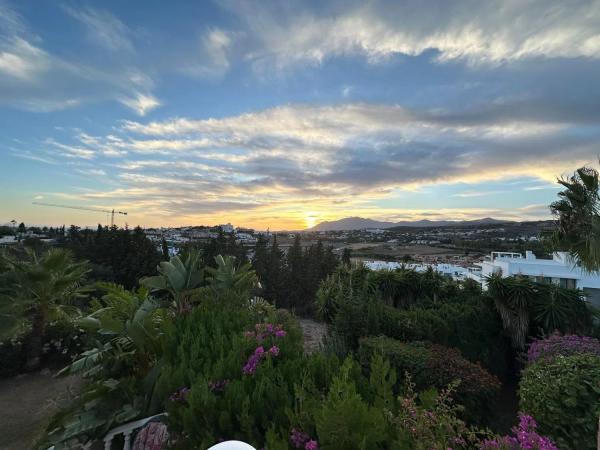 Chalet independiente en venta en Barrio Nueva Atalaya, Estepona thumbnail 2
