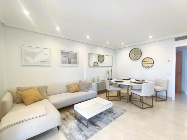Penthouse for sale in Calle Lima, Estepona thumbnail 2