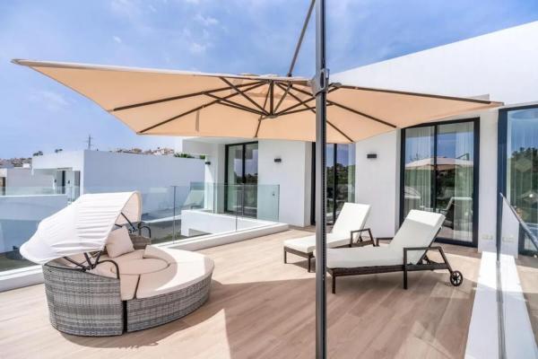Chalet independiente en venta en Barrio Nueva Atalaya, Estepona thumbnail 2
