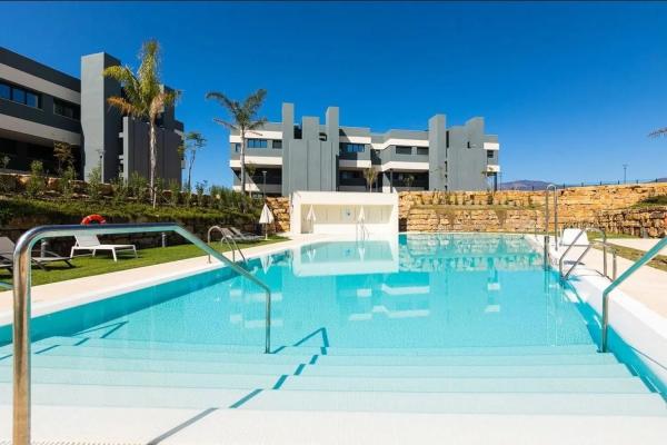 Piso en venta en Barrio Atalaya-Isdabe, Estepona photo 1
