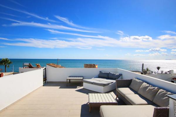Detached villa for sale in Barrio Guadalmansa, Estepona photo 1