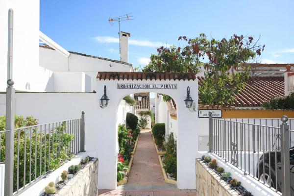 Detached villa for sale in Barrio Guadalmansa, Estepona thumbnail 2