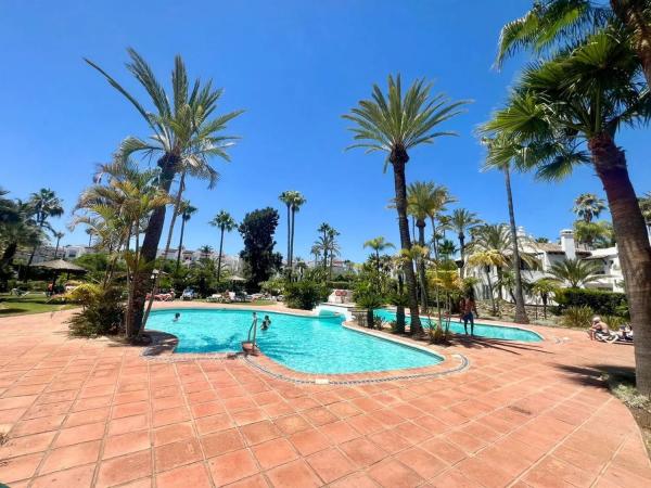 Chalet independiente en venta en Calle Trajano, Estepona photo 1