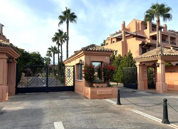Apartment for sale in  Avenida Hacienda del Sol, 36, Estepona photo 2